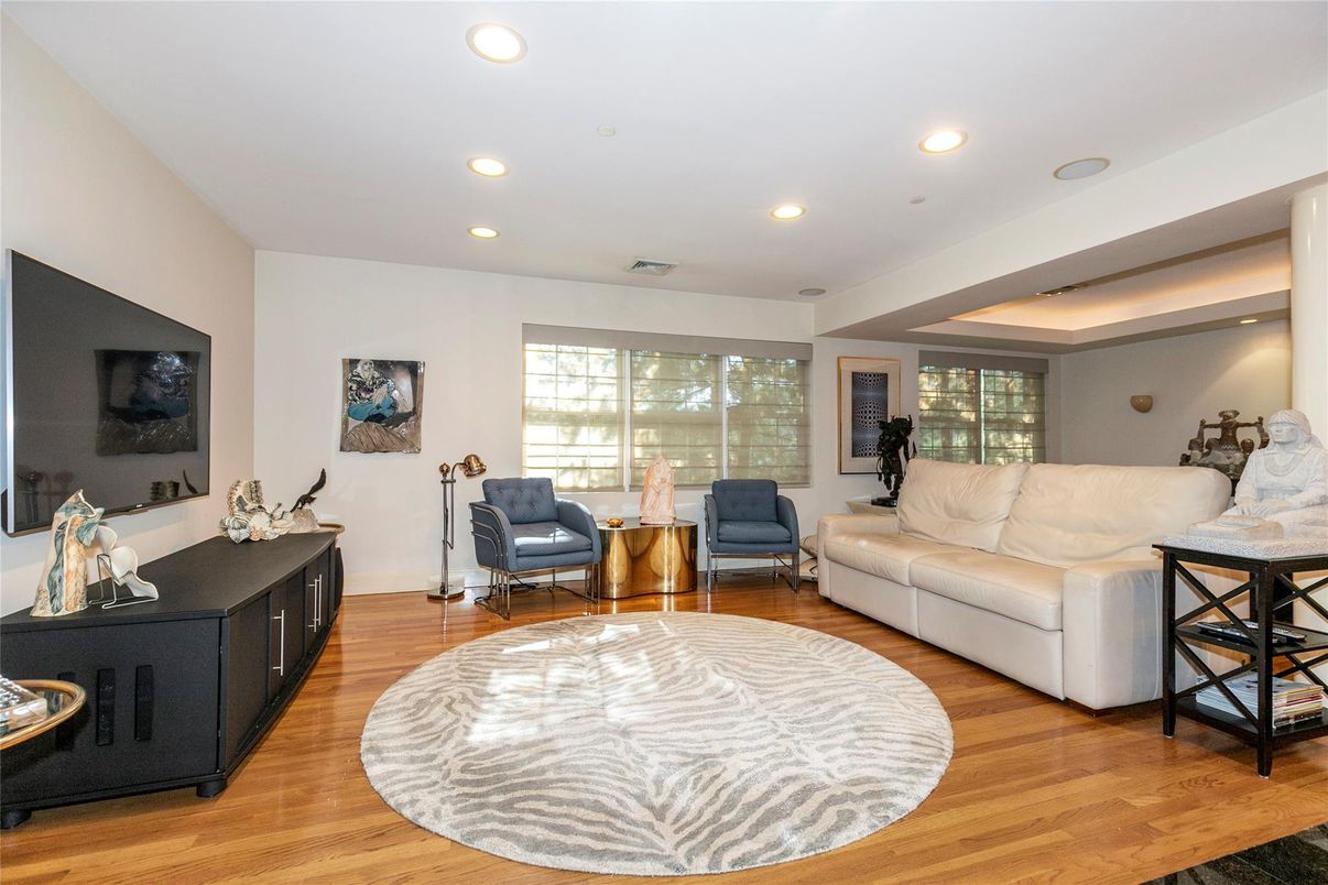 Interior, Living room, Recessed Lighting, Wood Texture Flooring