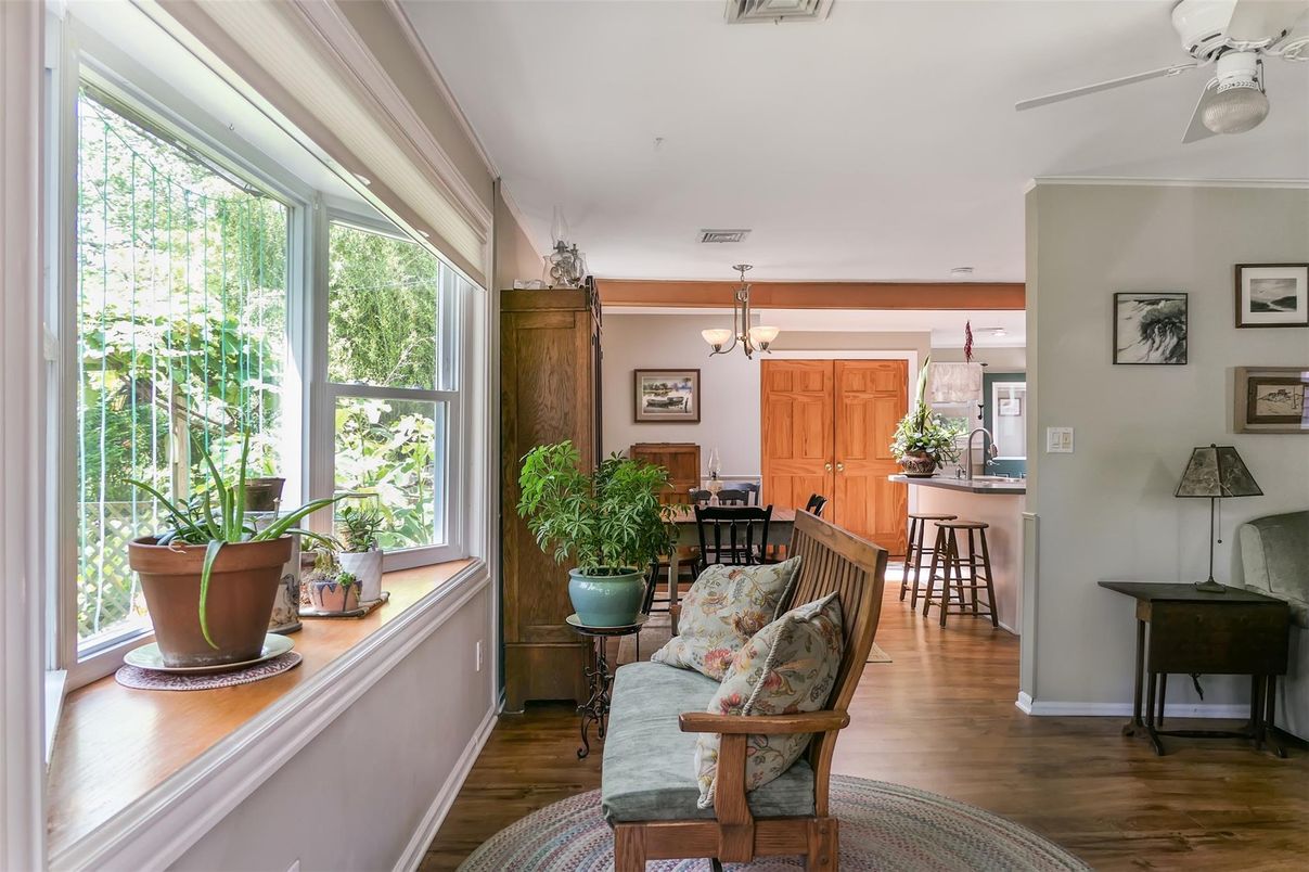 Dining room, Interior, Kitchen, Pendant Lights, Recessed Lighting, Wood Texture Flooring