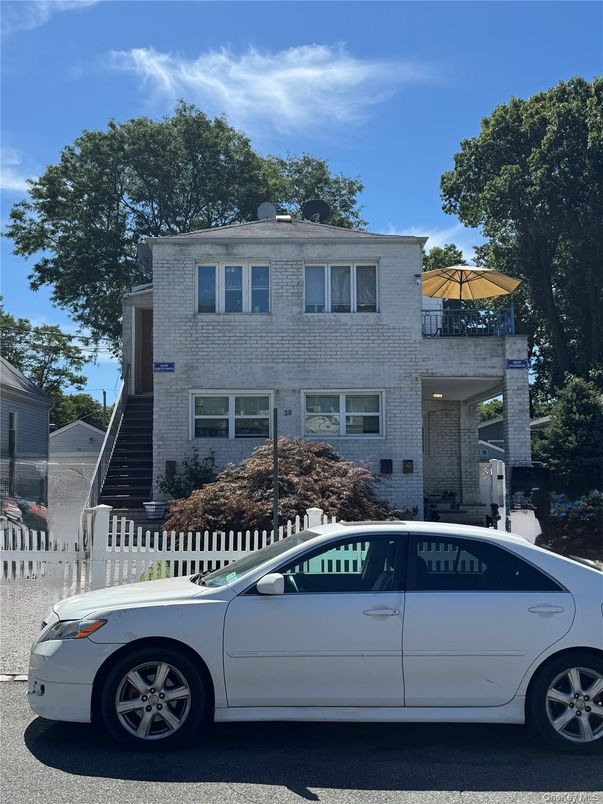 Exterior, Facade, Rowhouse