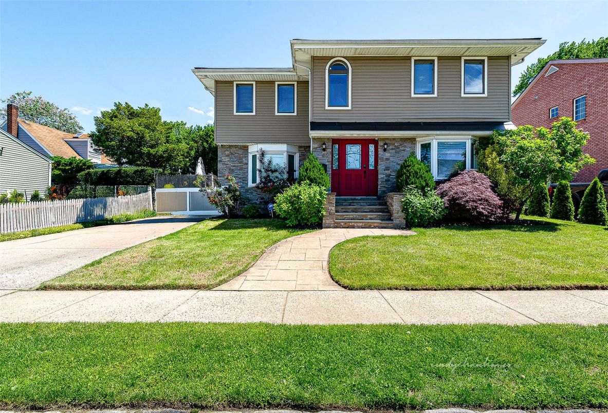 Exterior, Facade, Brick Facade, American Foursquare