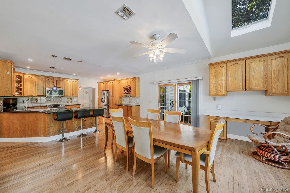 Dining room, Interior, Kitchen, Pendant Lights, Recessed Lighting, Wood Texture Flooring