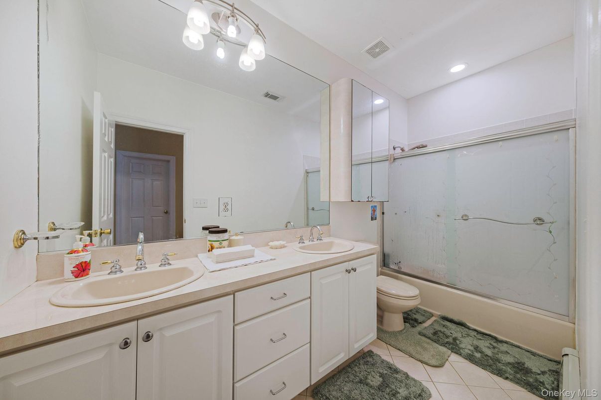Bathroom, Dual Sink Vanities, Interior, Recessed Lighting