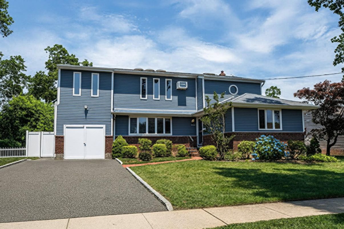 Attached, Exterior, Facade, Raised Ranch