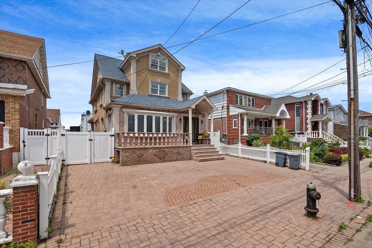 Exterior, Facade, Brick Facade, Queen Anne Victorian