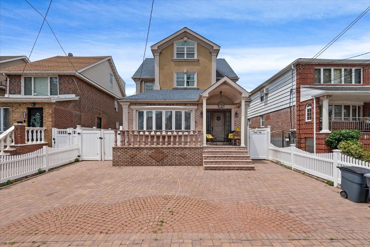 Exterior, Facade, Brick Facade, Queen Anne Victorian