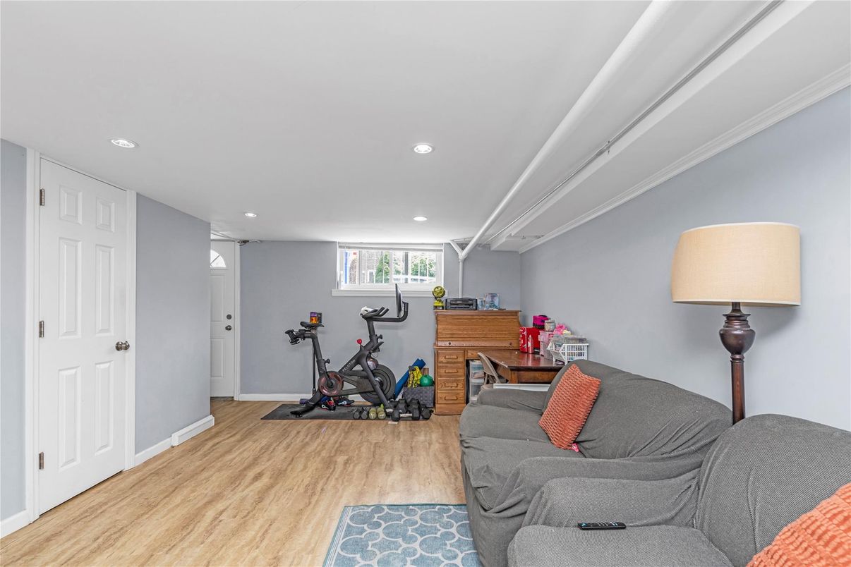 Fitness Equipment, Interior, Living room, Recessed Lighting, Wood Texture Flooring