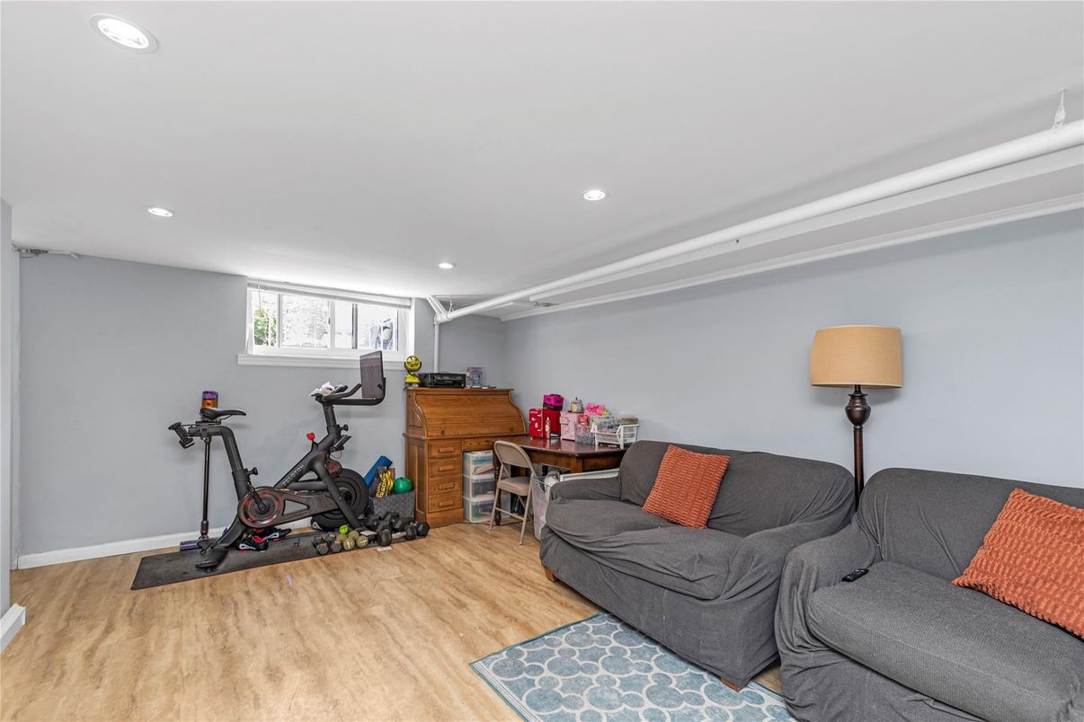 Fitness Equipment, Interior, Living room, Recessed Lighting, Wood Texture Flooring