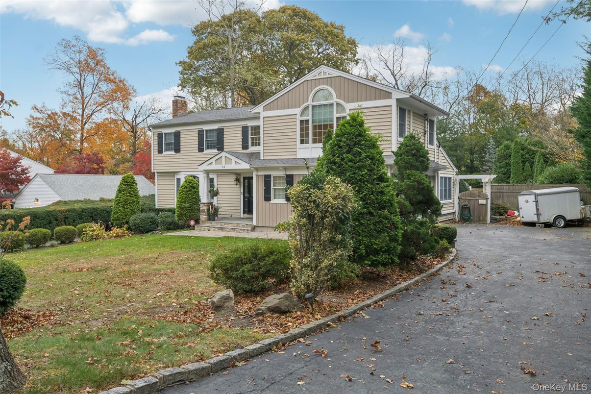 Exterior, Facade, Raised Ranch