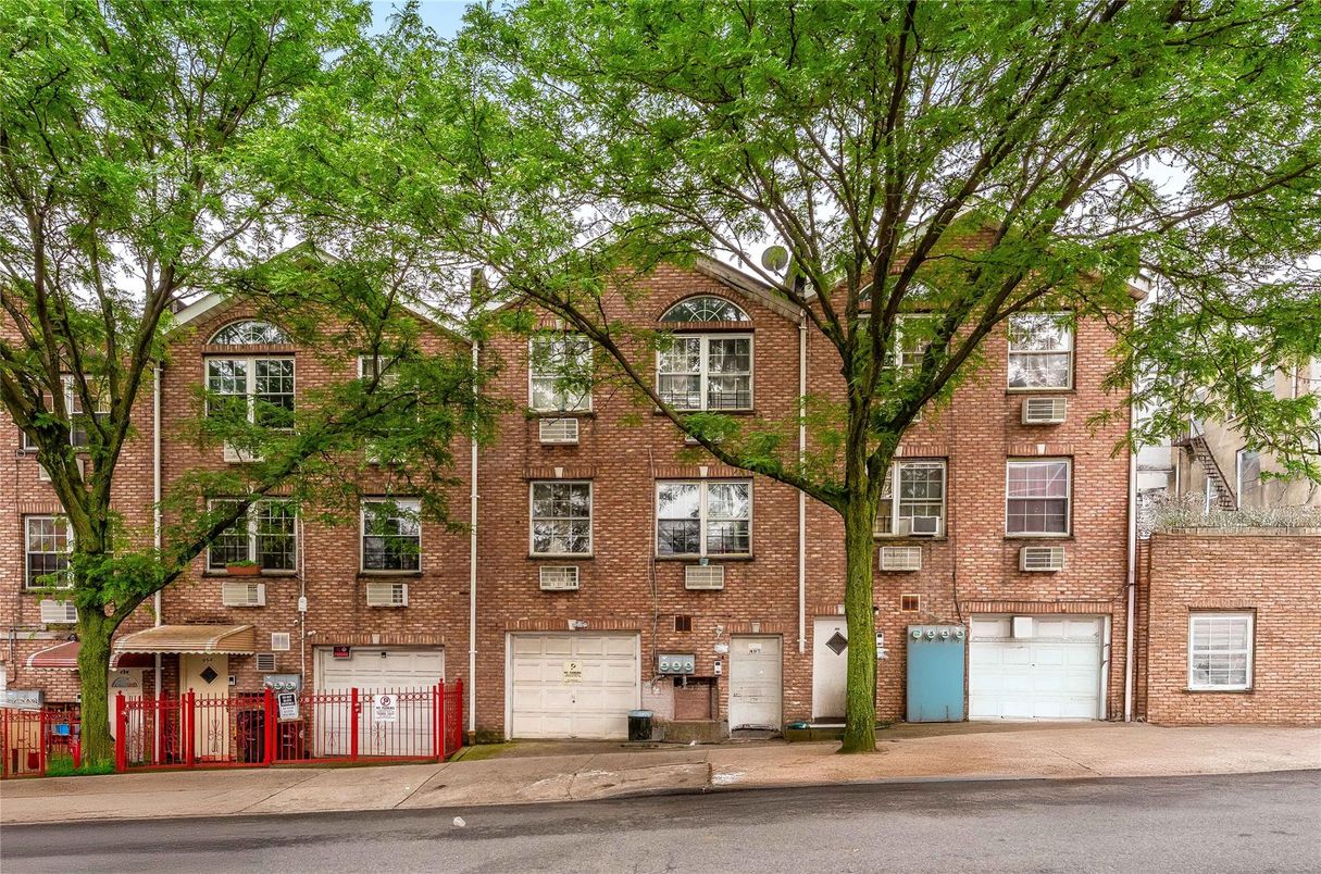 Attached, Exterior, Facade, Brick Facade, Rowhouse