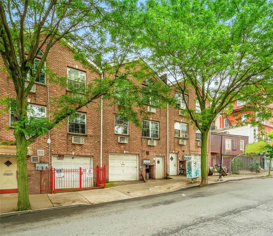 Attached, Exterior, Facade, Brick Facade, Rowhouse