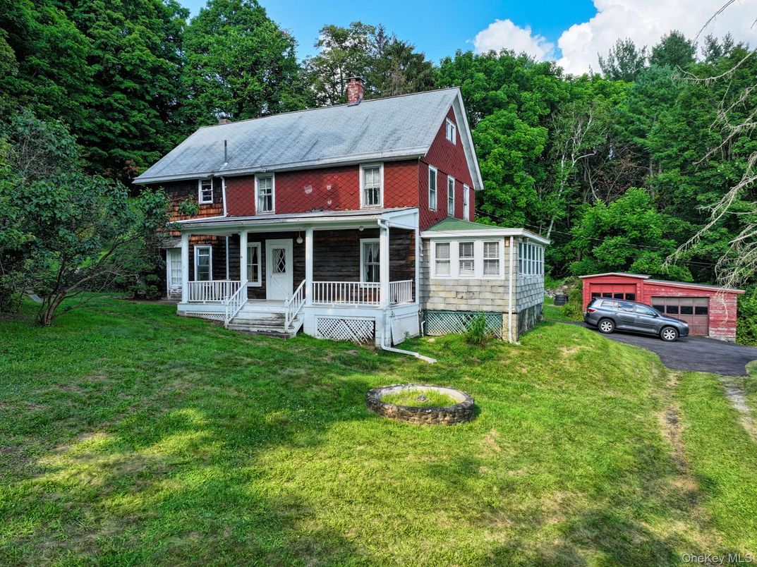 Attached, Backyard, Exterior, Facade, Queen Anne Victorian
