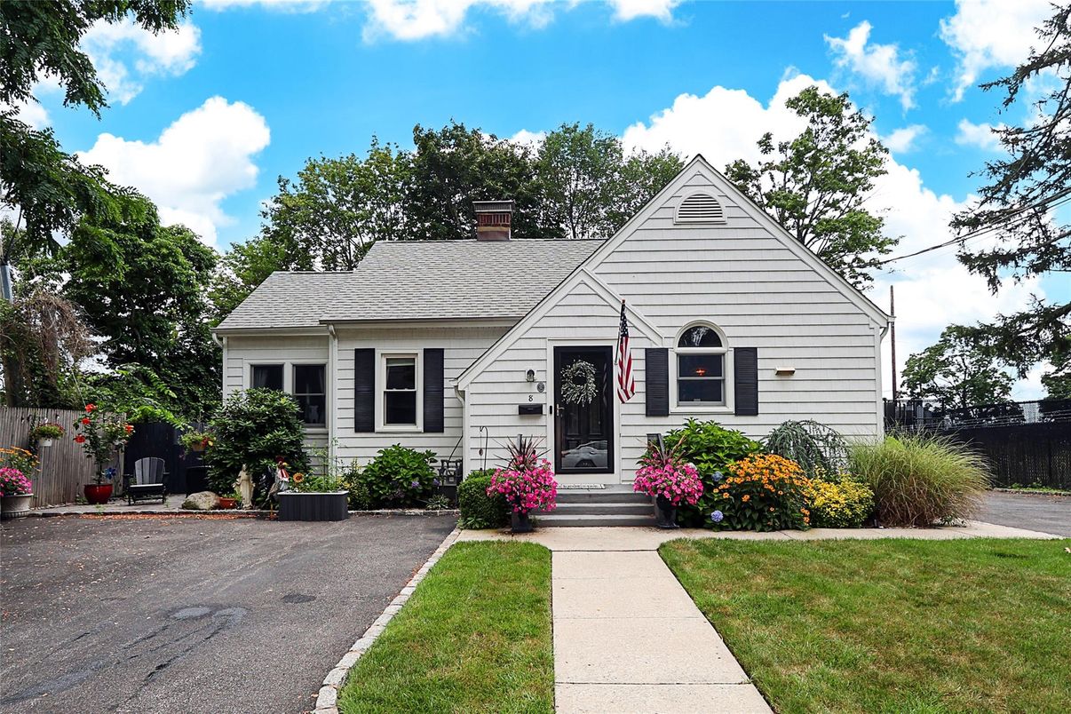 Exterior, Facade, Cape Cod