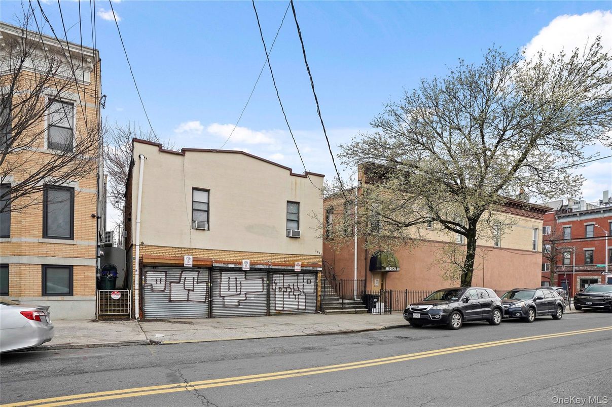 Exterior, Facade, Rowhouse