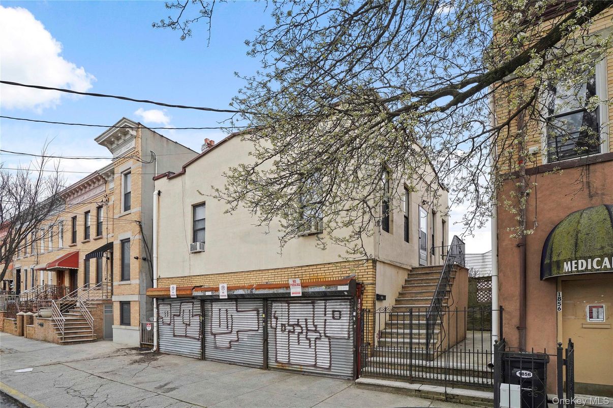 Attached, Exterior, Facade, Rowhouse