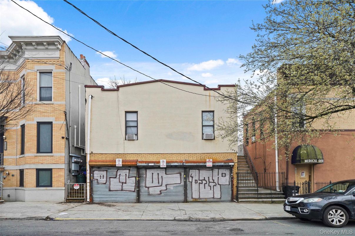 Exterior, Facade, Rowhouse