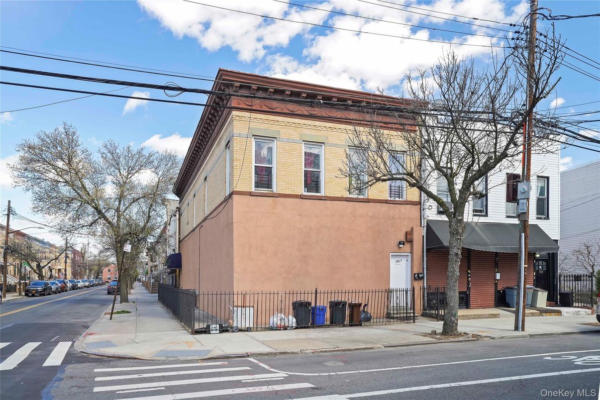 Exterior, Facade, Rowhouse