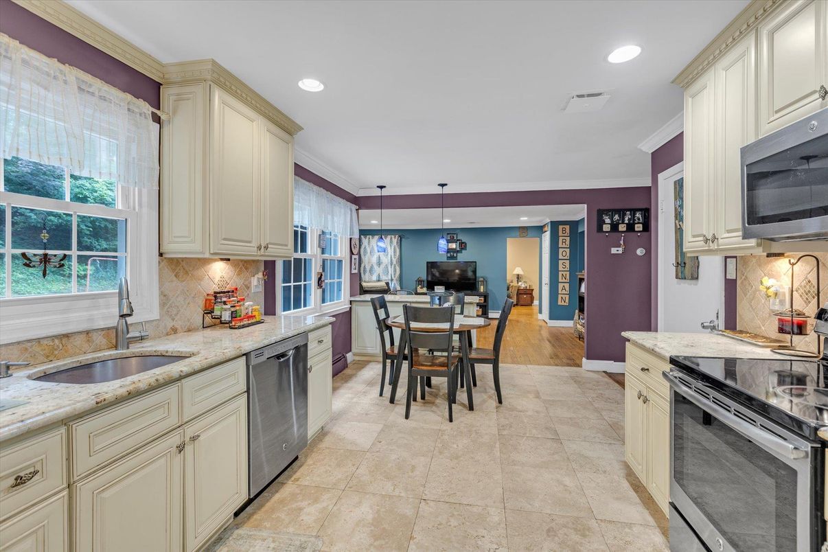 Dining room, Interior, Kitchen, Pendant Lights, Recessed Lighting, Stainless Steel Appliances
