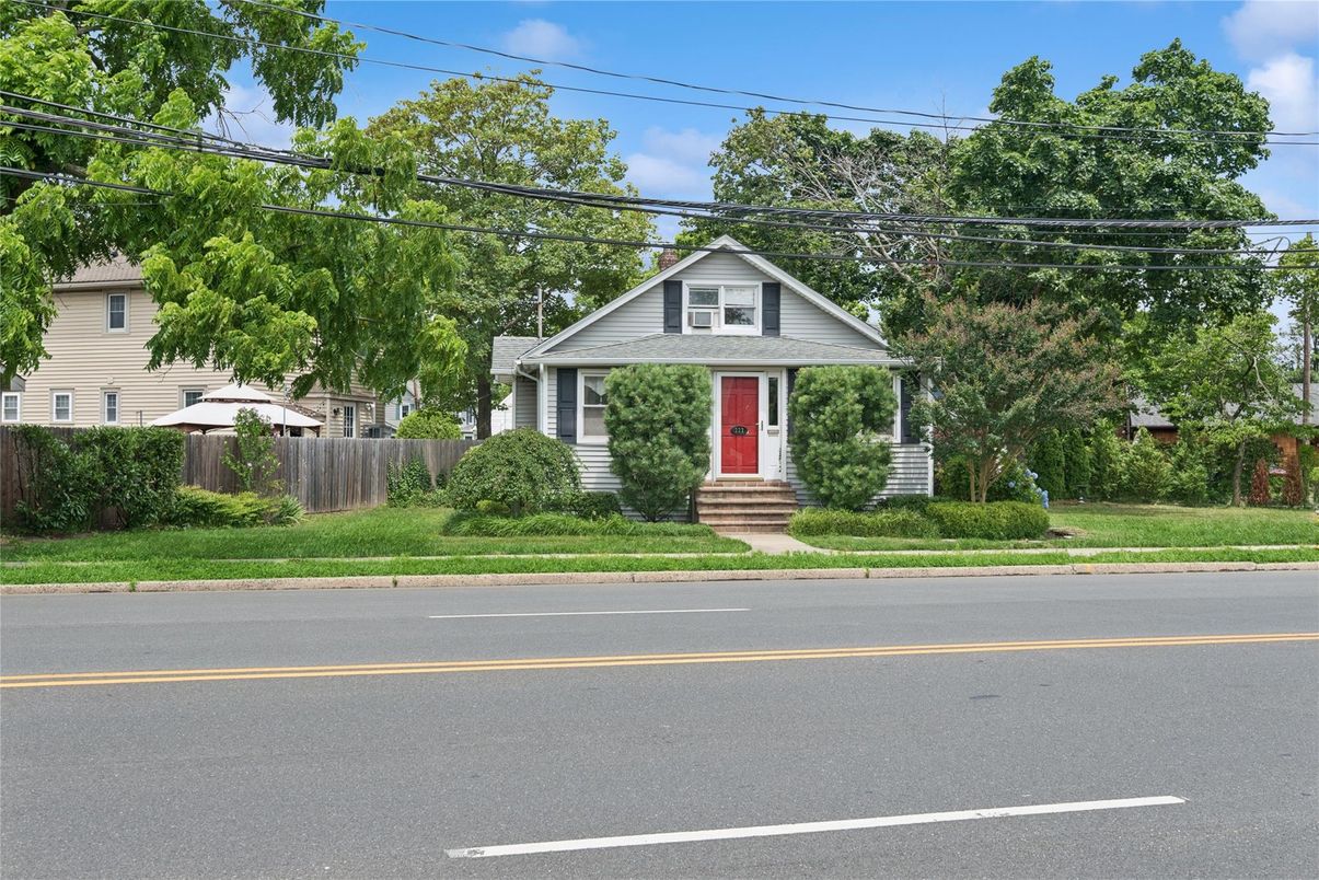 Exterior, Facade, Queen Anne Victorian