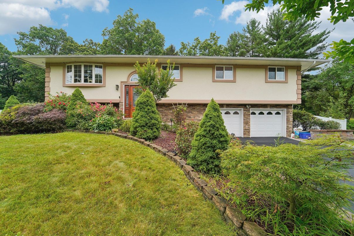 Attached, Exterior, Facade, Raised Ranch