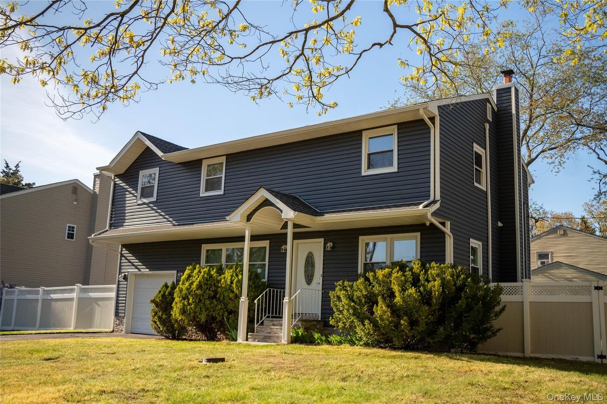 Attached, Exterior, Facade, American Craftsman