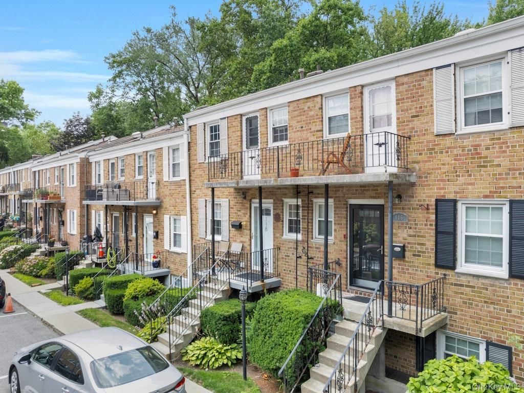 Exterior, Facade, Brick Facade, Rowhouse