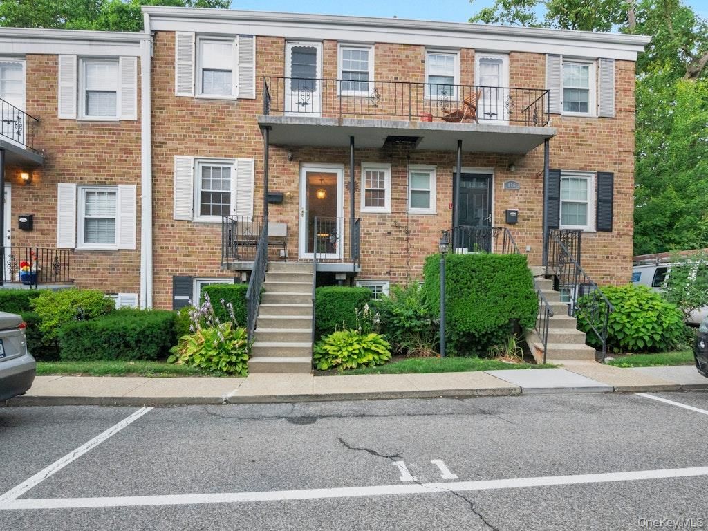 Exterior, Facade, Brick Facade, Rowhouse