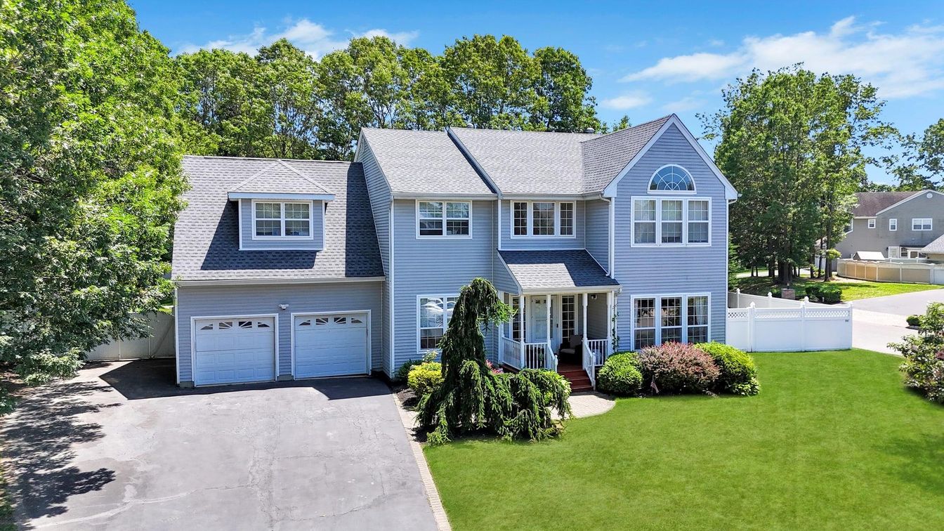 Attached, Exterior, Facade, Farmhouse