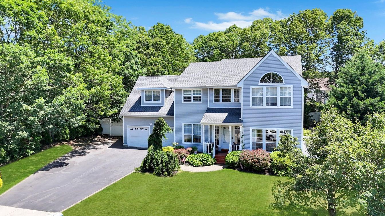 Attached, Exterior, Facade, Queen Anne Victorian