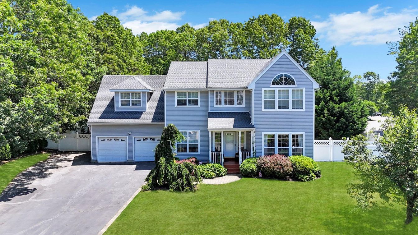 Attached, Exterior, Facade, Farmhouse