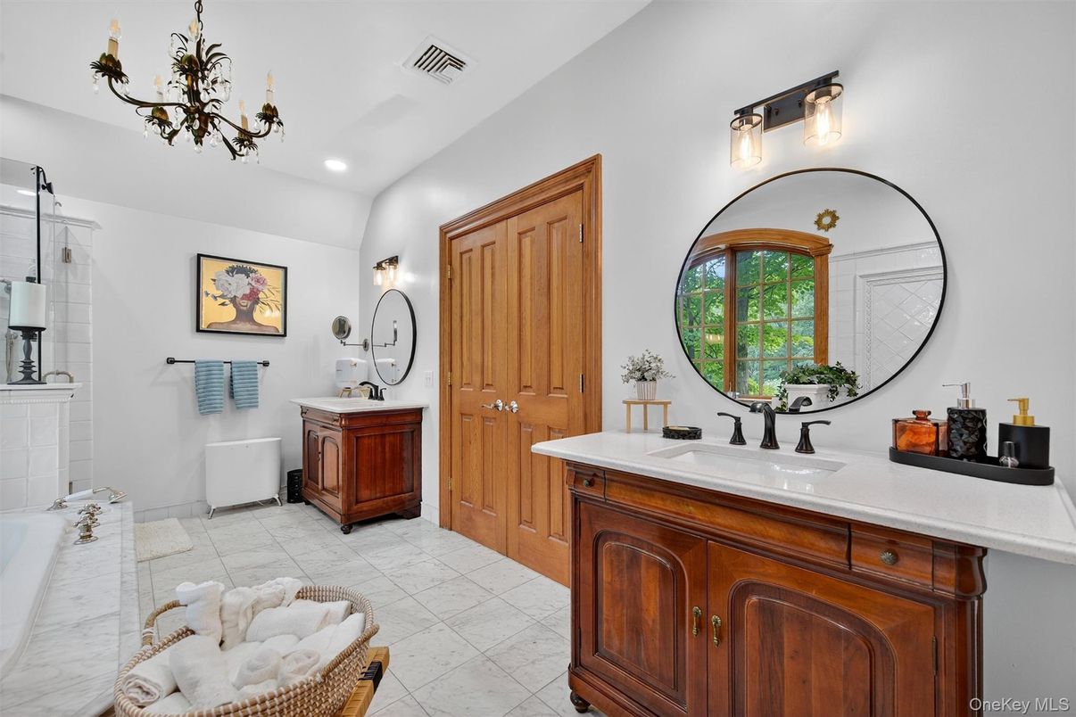 Bathroom, Dual Sink Vanities, Interior, Recessed Lighting