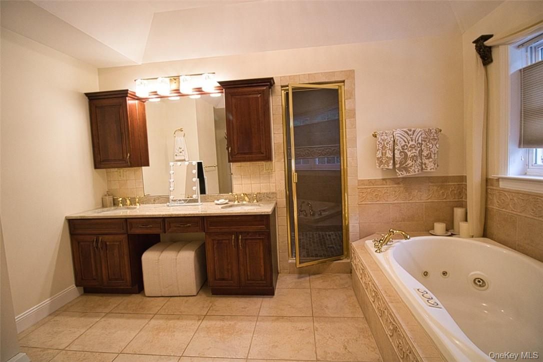 Bathroom, Dual Sink Vanities, Interior