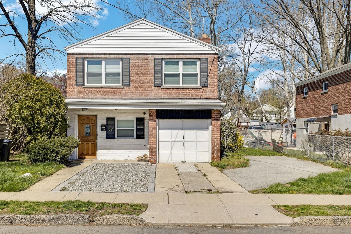 Attached, Exterior, Facade, Brick Facade, Split Level