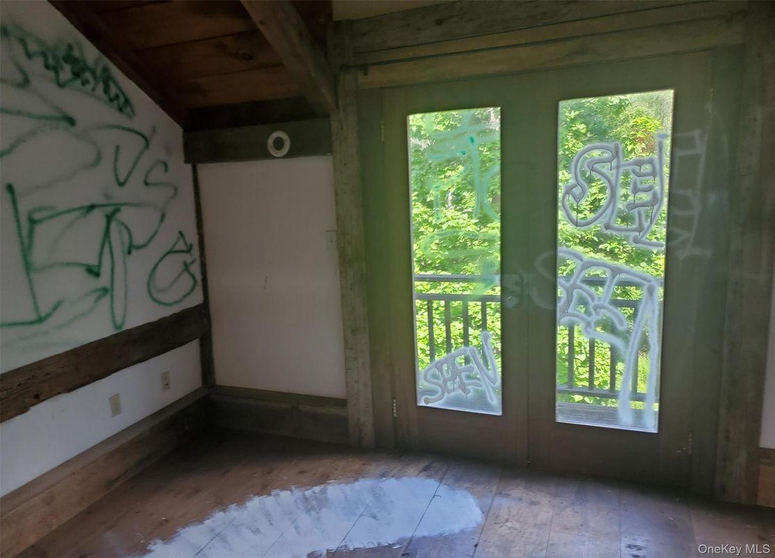 Empty room, Interior, Wooden Beams