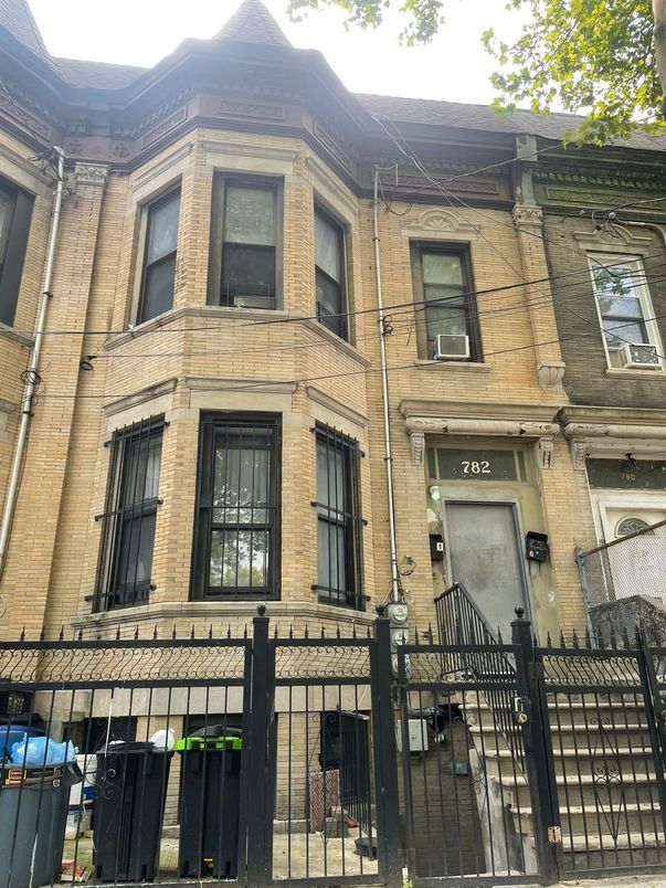Exterior, Facade, Brick Facade, Rowhouse