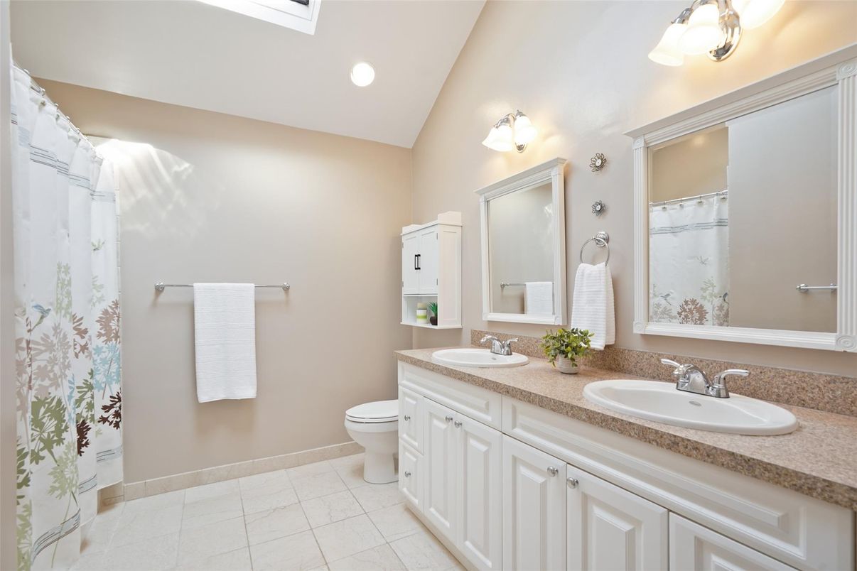 Bathroom, Dual Sink Vanities, Interior, Recessed Lighting