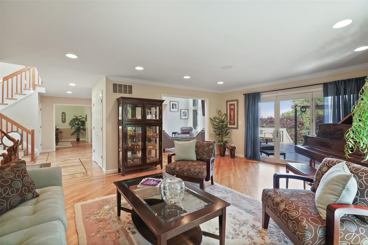 Interior, Living room, Piano, Recessed Lighting, Wood Texture Flooring