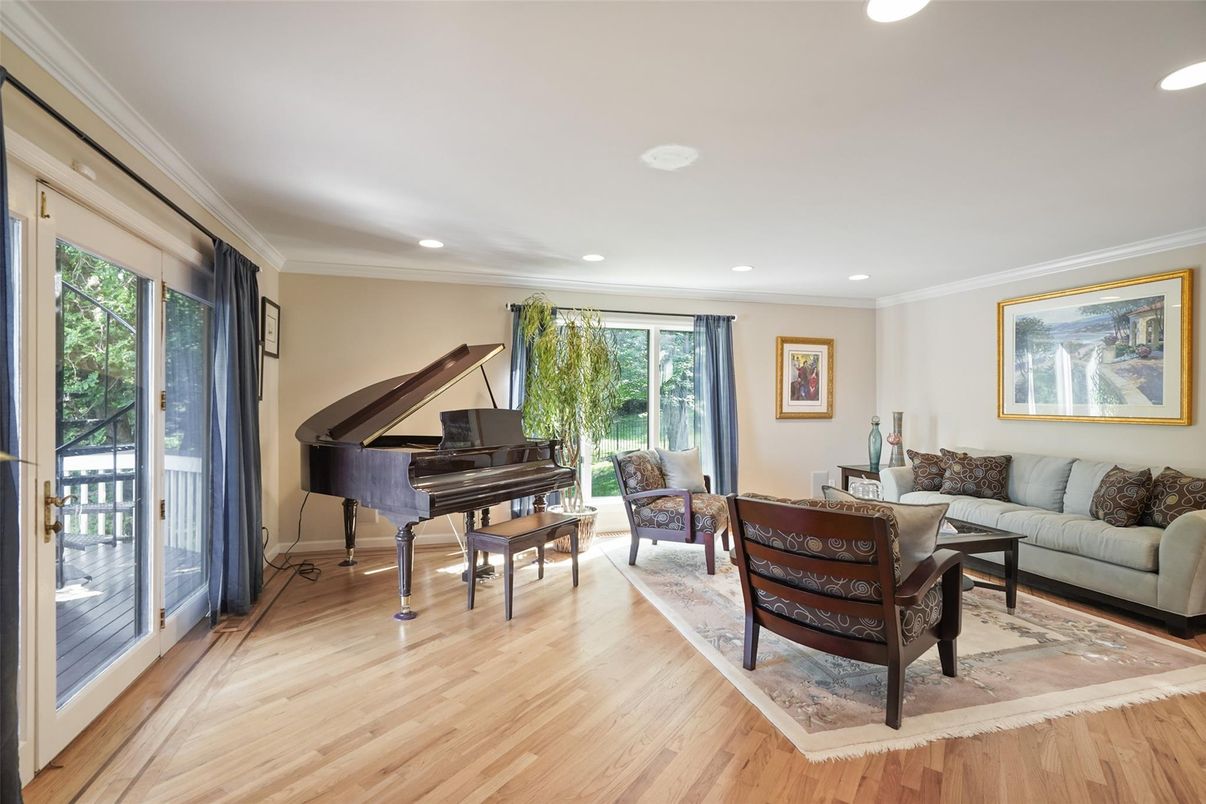 Interior, Living room, Piano, Recessed Lighting, Wood Texture Flooring