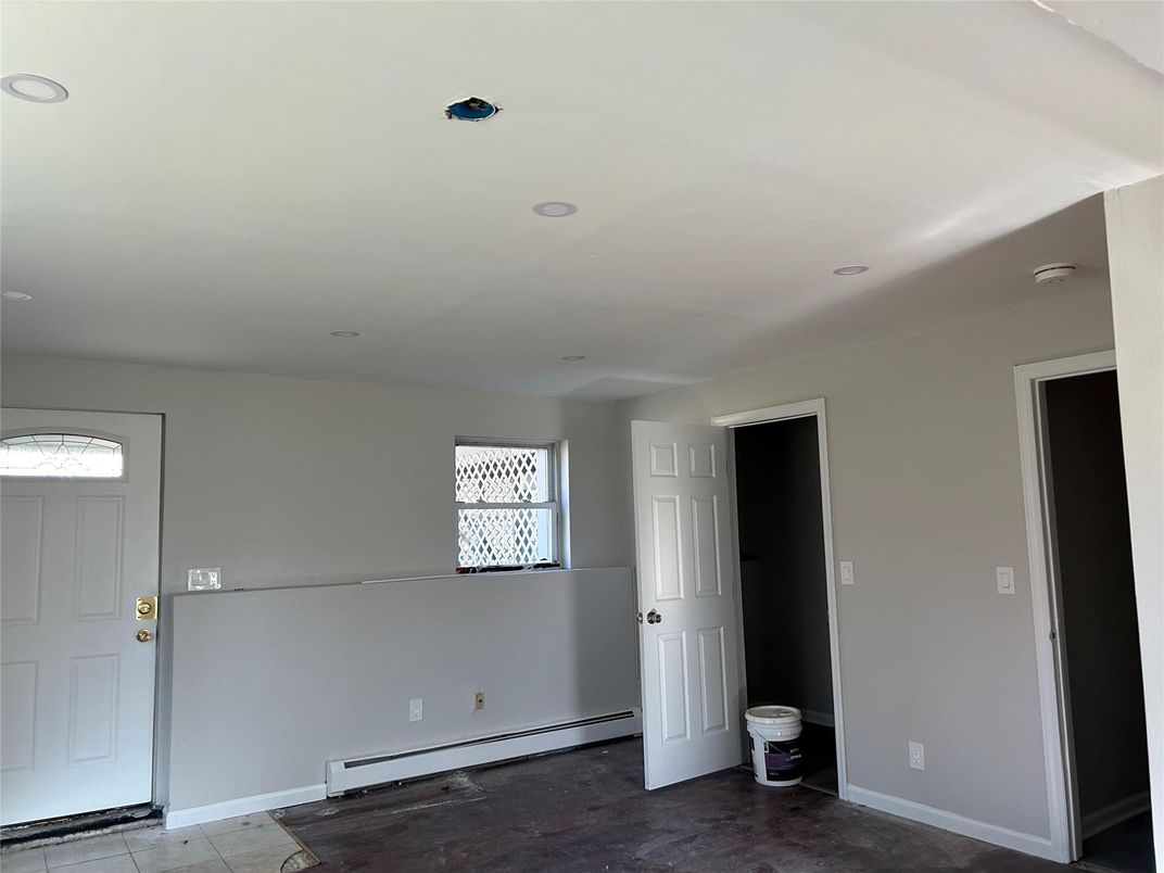 Empty room, Interior, Recessed Lighting