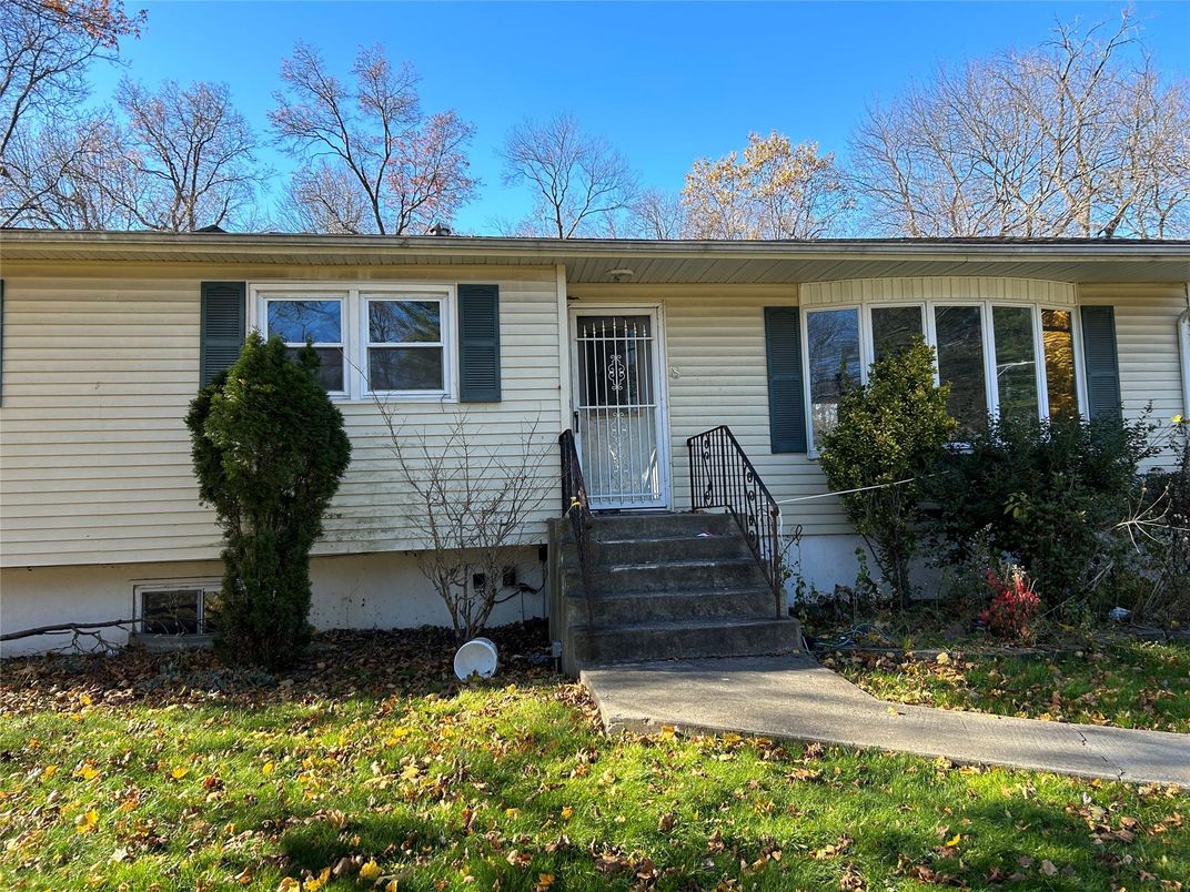 Exterior, Facade, Ranch