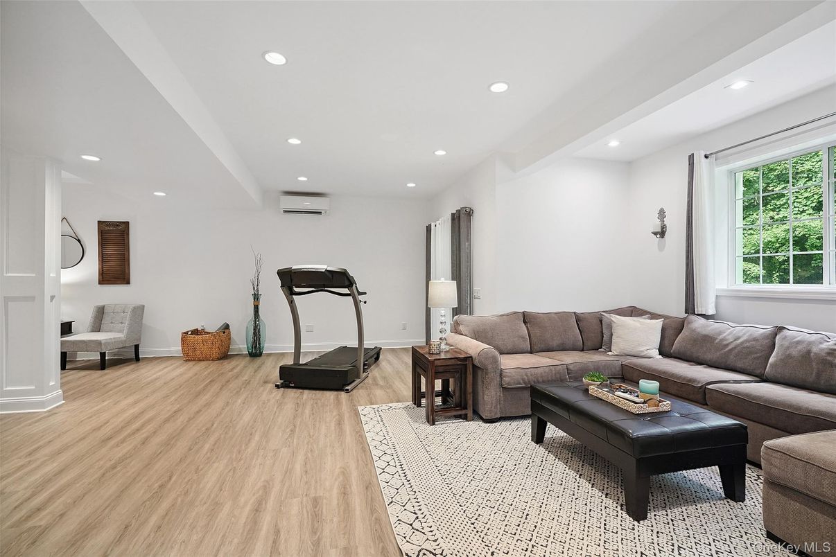 Fitness Equipment, Interior, Living room, Recessed Lighting, Wood Texture Flooring