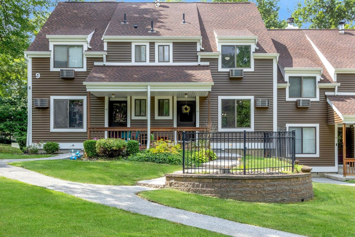 Exterior, Facade, Rowhouse