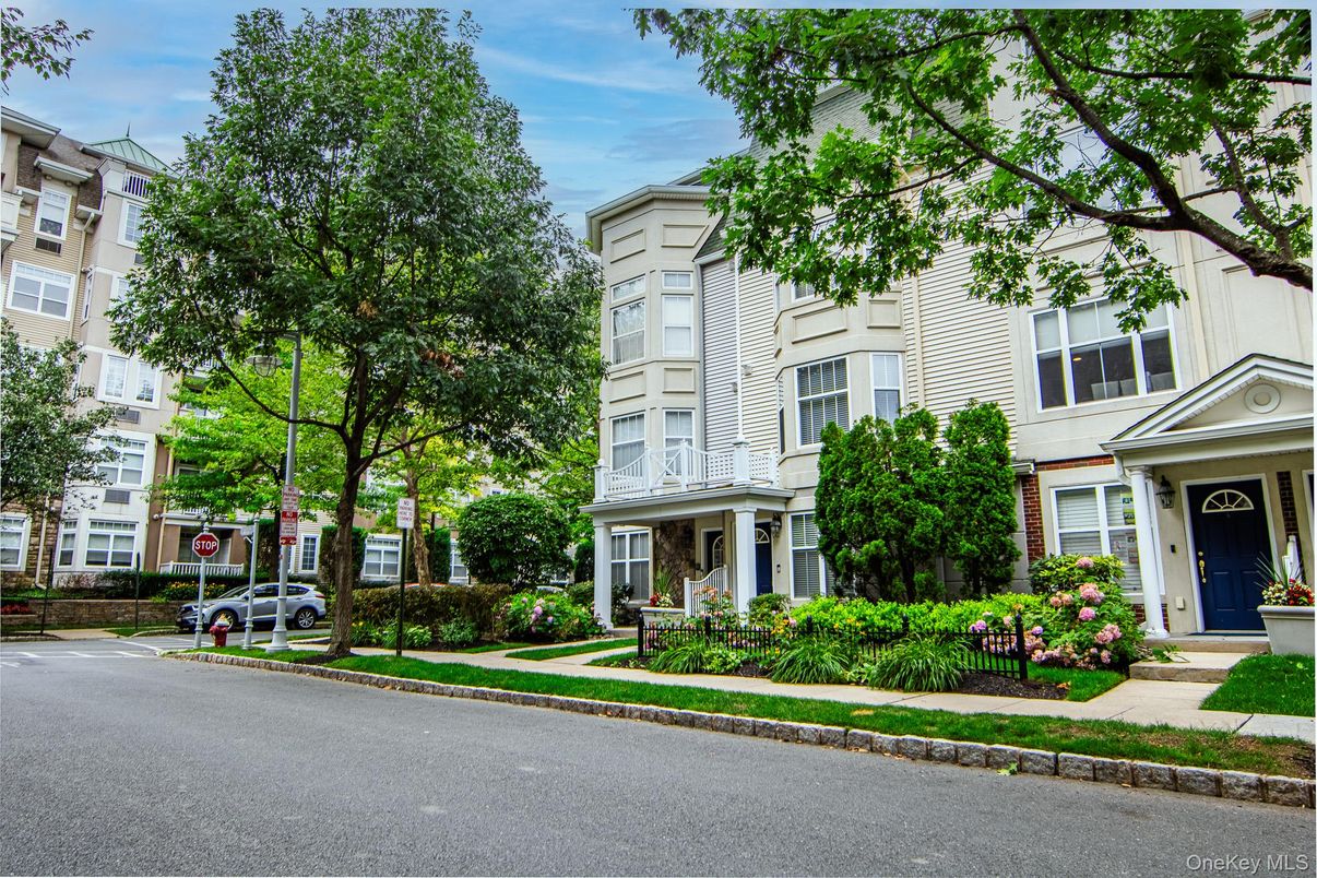 Exterior, Facade, Rowhouse