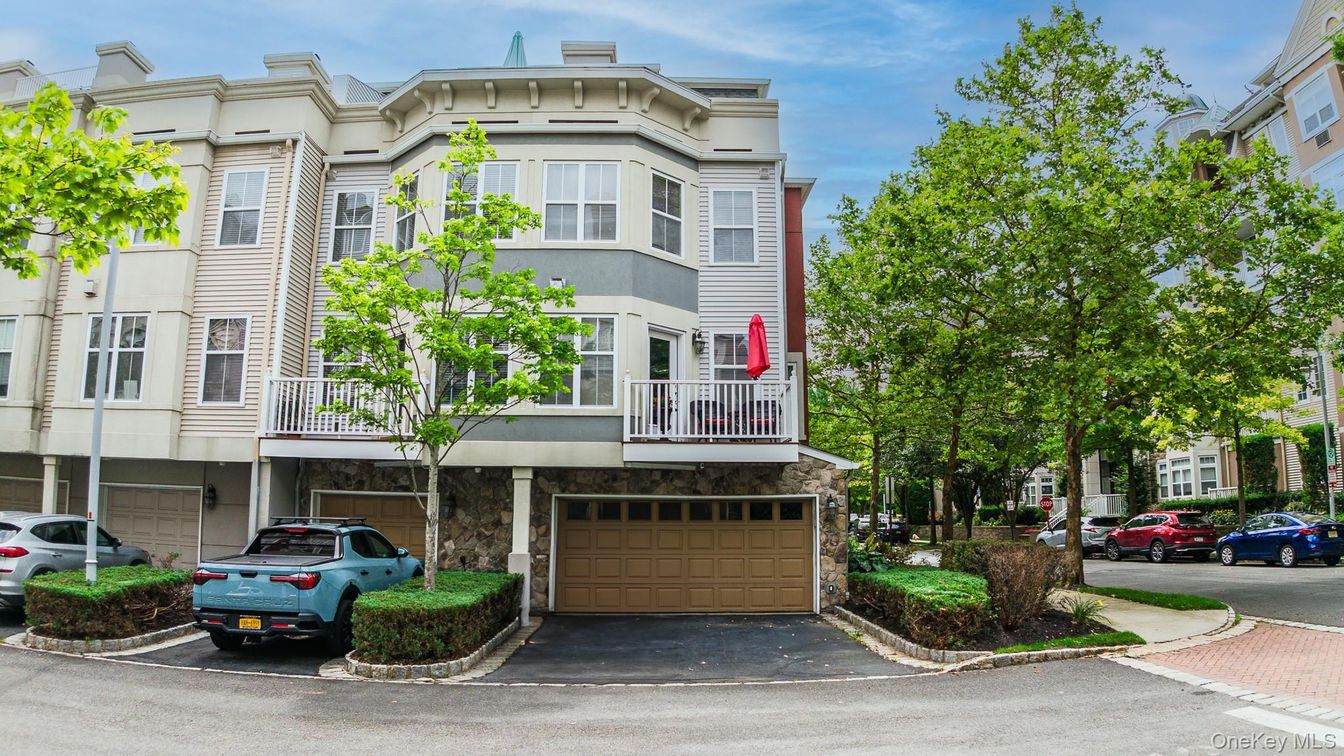 Attached, Exterior, Facade, Rowhouse