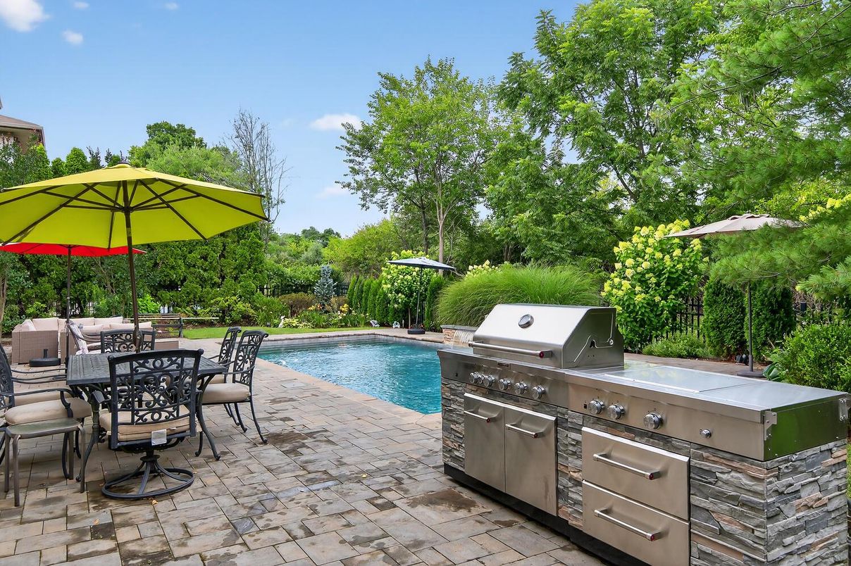 Exterior, Outdoor Kitchen, Pool