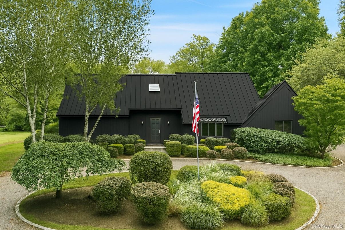 Exterior, Facade, Raised Ranch