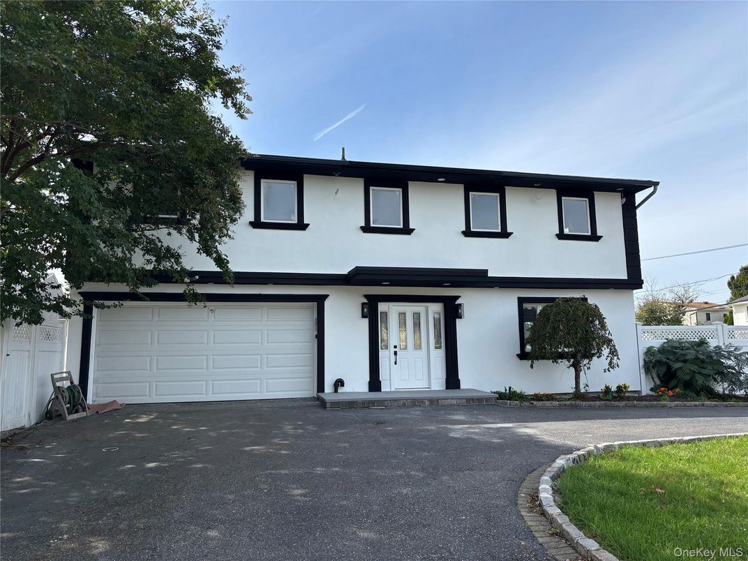 Attached, Exterior, Facade, Split Level