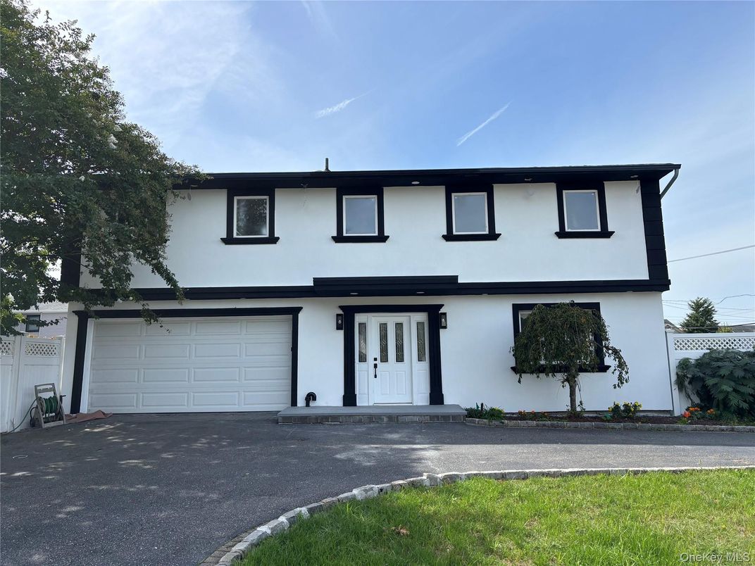 Attached, Exterior, Facade, Split Level