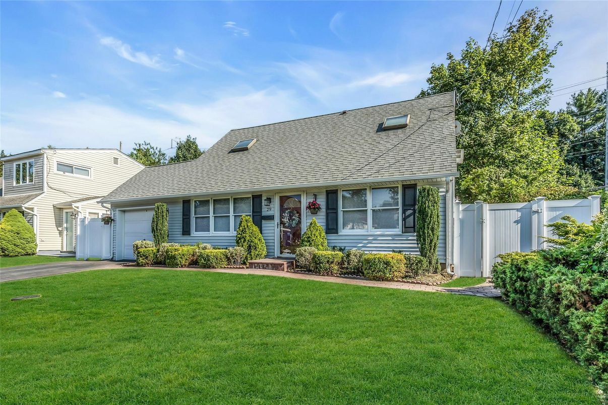 Attached, Exterior, Facade, Cape Cod
