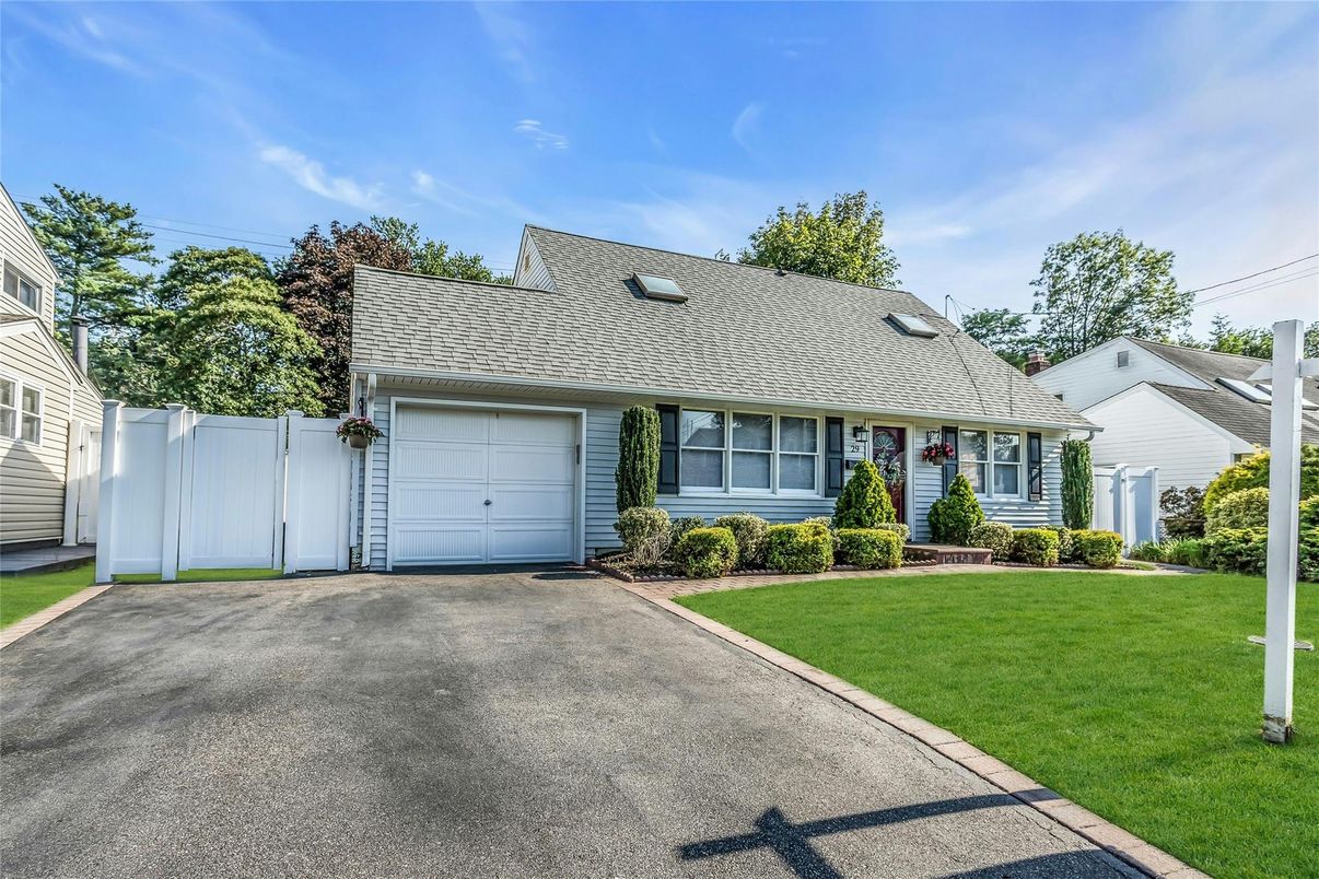 Attached, Exterior, Facade, Cape Cod