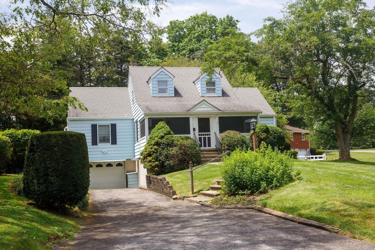 Attached, Exterior, Facade, Cape Cod